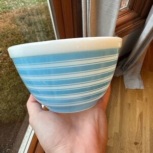 Vintage 1960’s Pyrex Bowl 401 blue striped 1.5 Pint